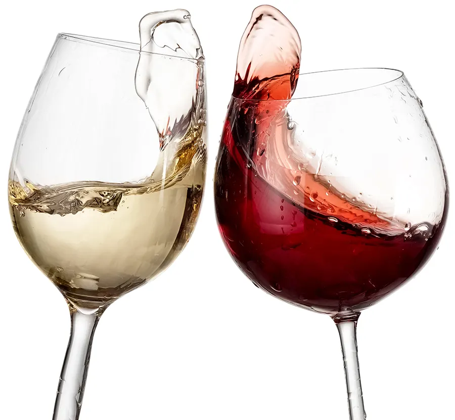 Zwei Gläser Wein schlagen aufeinander